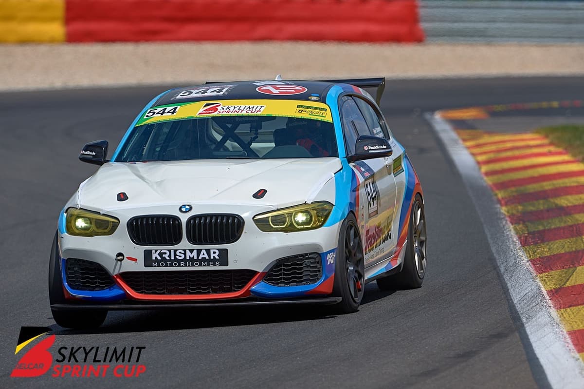 De TrackTime BMW F21 125i M in actie tijdens de Belcar Skylimit Sprint Cup
