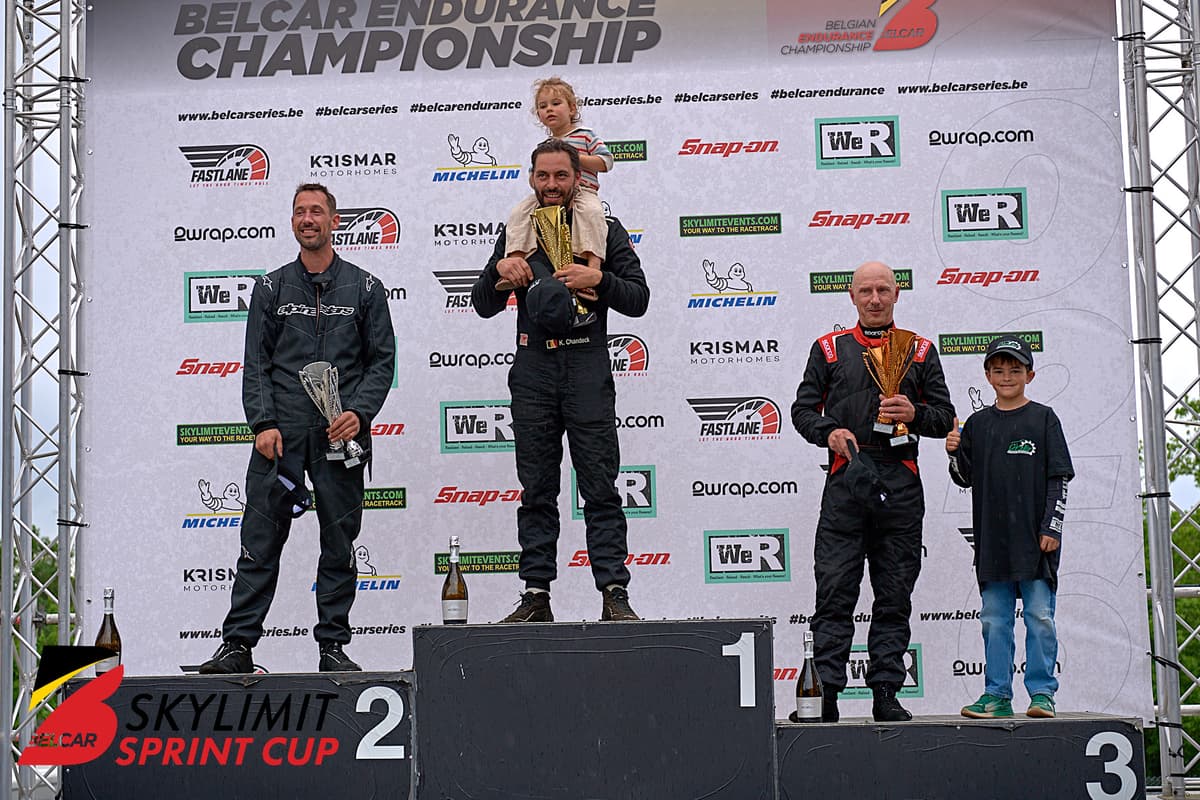 TrackTime-rijder op de hoogste trede van het podium tijdens het raceweekend op Zolder