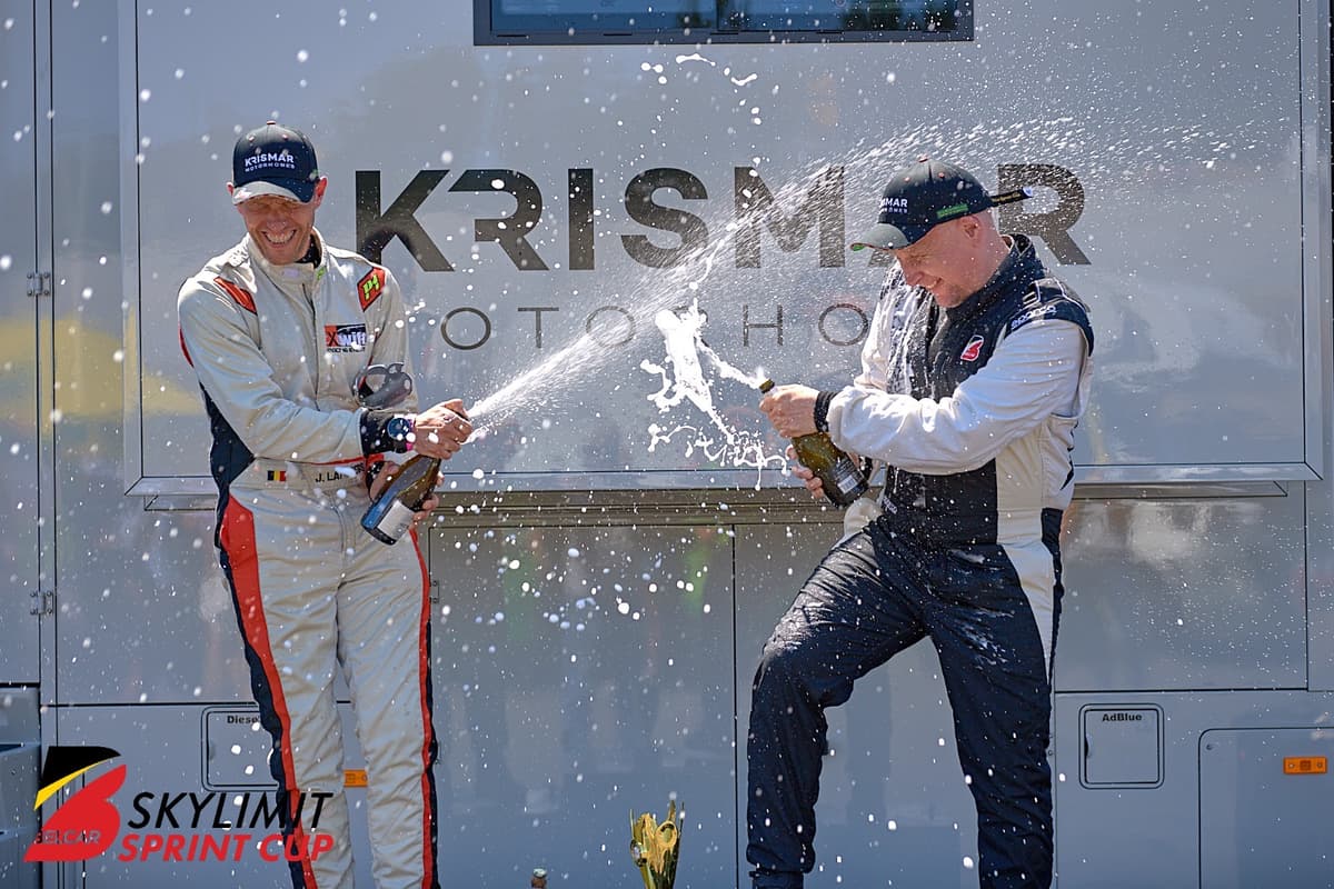 Podiumviering met champagne in de Belcar Skylimit Sprint Cup