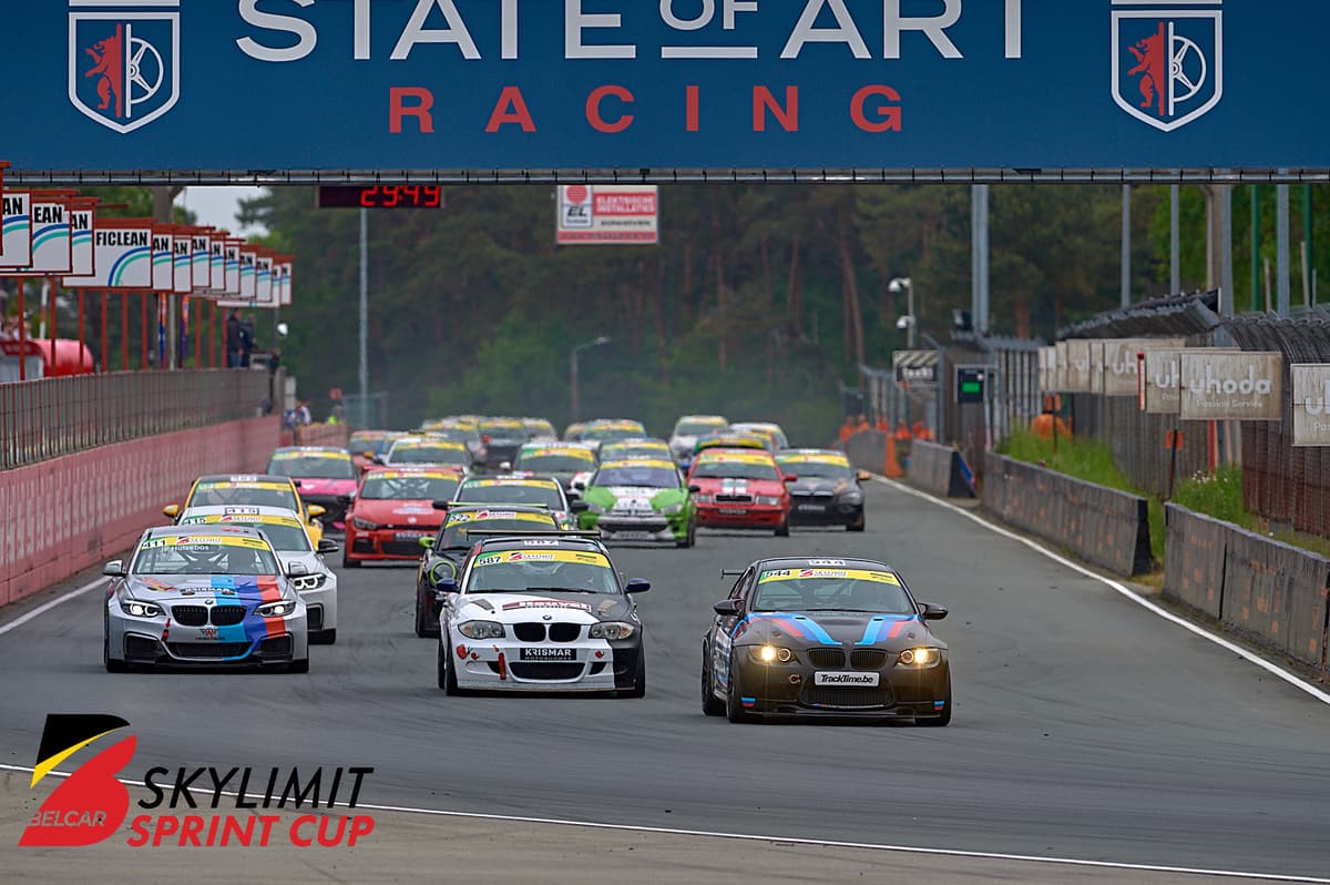 Start van de Belcar Skylimit Sprint Cup op Circuit Zolder, met de TrackTime #544 vooraan