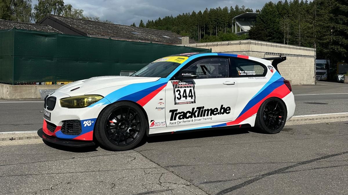 Witte BMW M140i met TrackTime.be-livery en startnummer 344 in de paddock van Spa-Francorchamps