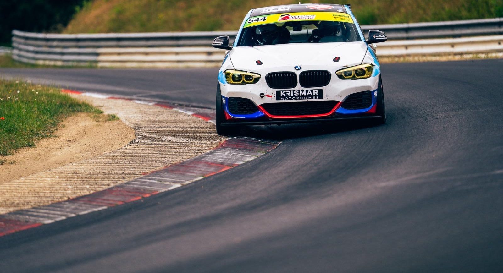 TrackTime BMW raceauto in een bocht van de Nürburgring Nordschleife