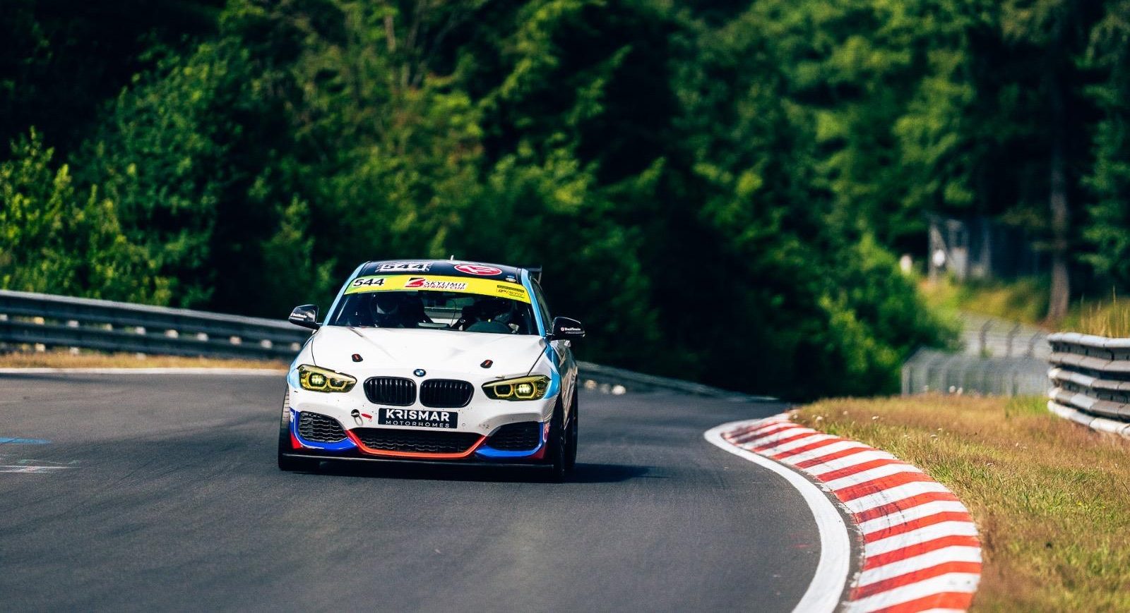 TrackTime raceauto tussen de bossen van de Nürburgring Nordschleife