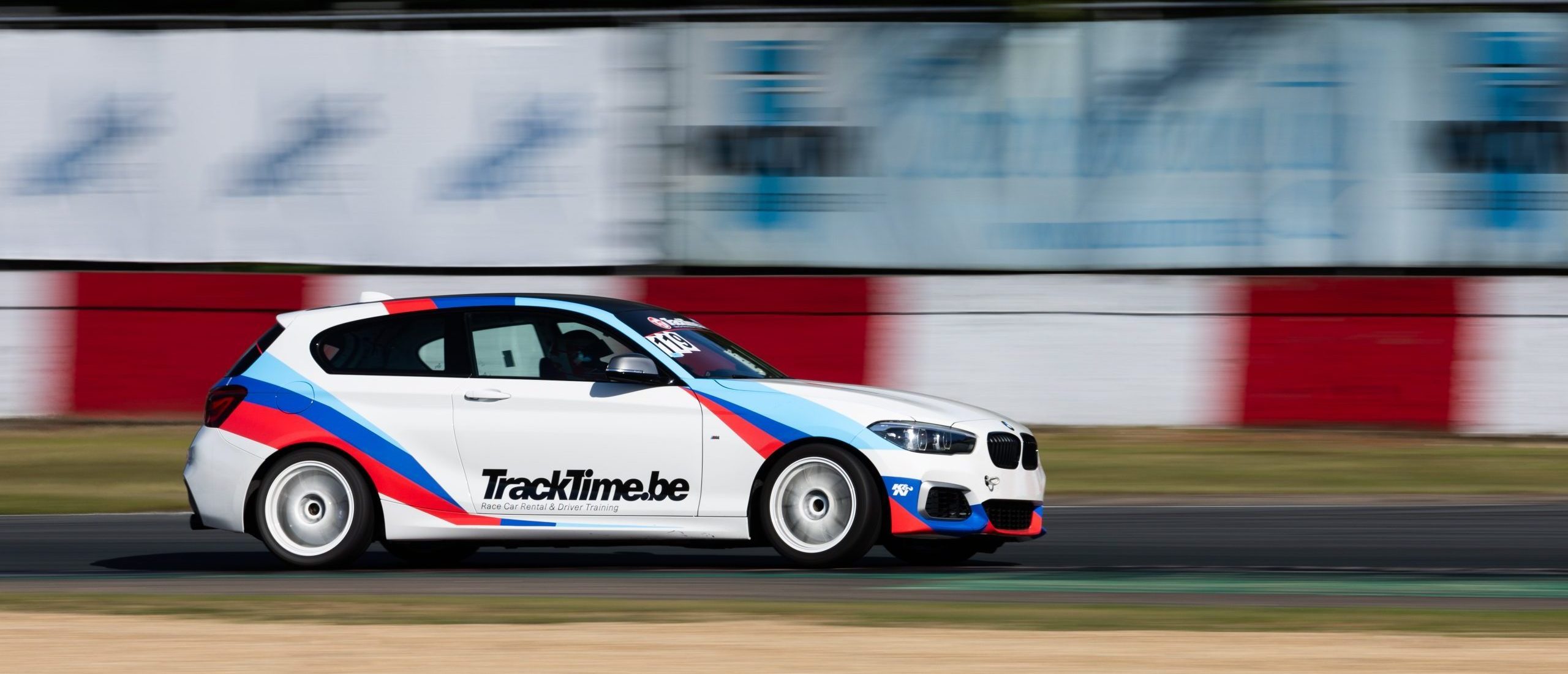 TrackTime BMW raceauto op volle snelheid tijdens een trackday